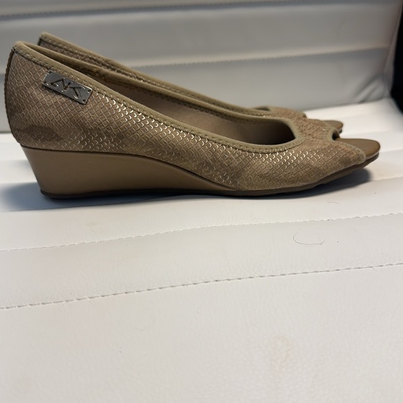 Anne Klein Tan Leather Peep-Toe Heels. Size 7M - Picture 3 of 9